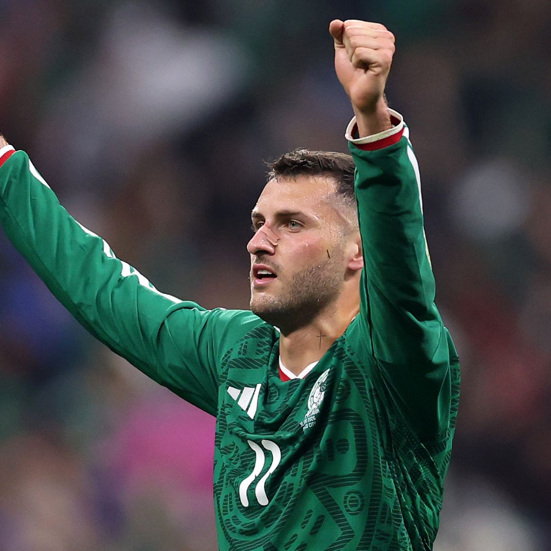 Santiago Gimenez durante un partido con la Selección Mexicana